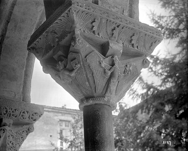 Cloître, chapiteaux