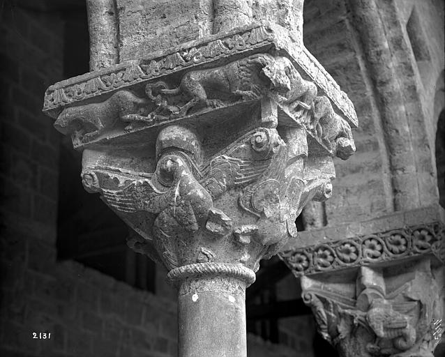 Cloître, chapiteaux