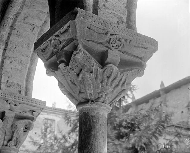 Cloître, chapiteaux