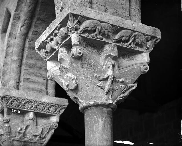 Cloître, chapiteaux