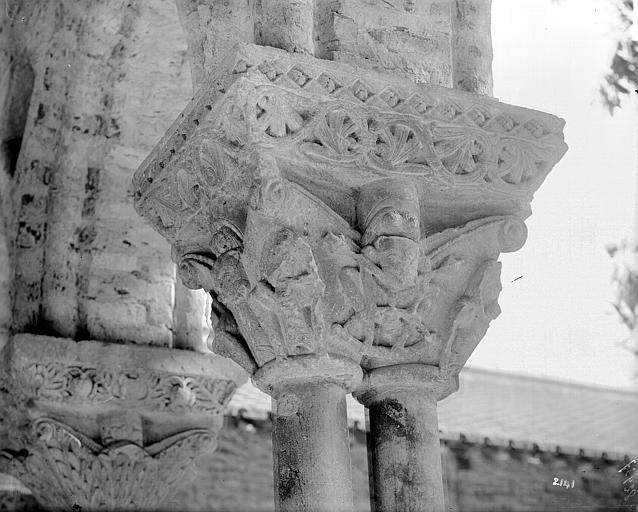 Cloître, chapiteaux