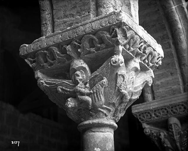 Cloître, chapiteaux