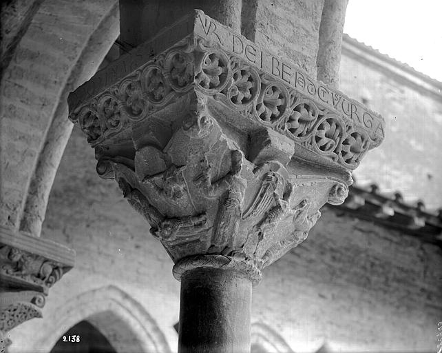 Cloître, chapiteaux