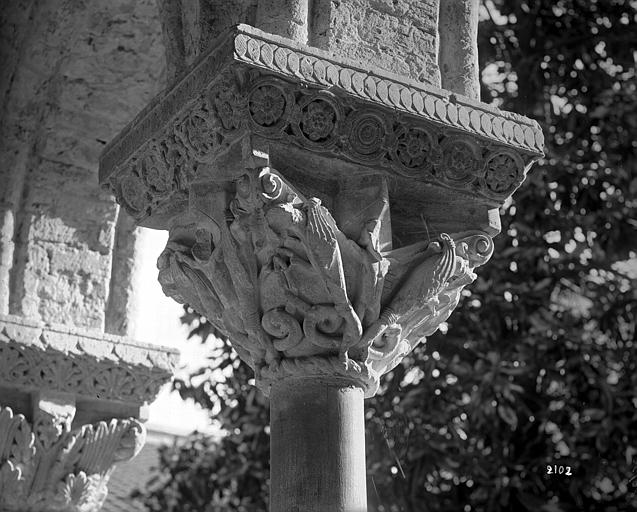 Cloître, chapiteaux