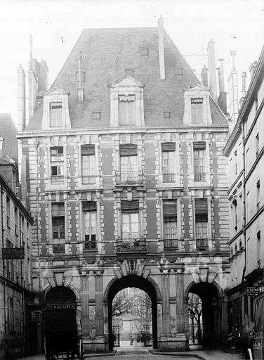 Pavillon du roi donnant sur la rue de Birague, d'après nature