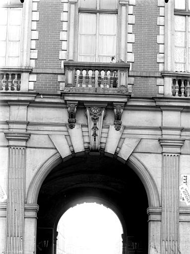 Pavillon du roi, clef d'arc et balcon