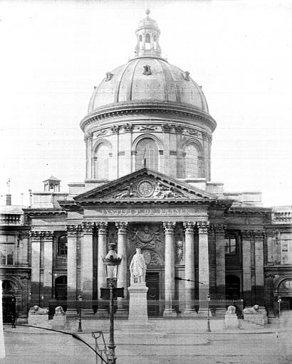 Pavillon central, statue de la République