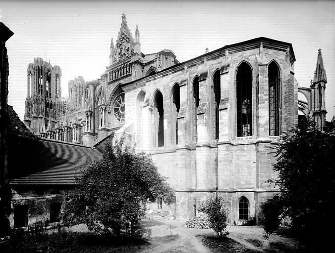 Abside et chapelle de l'archevêché prise du jardin au sud-est