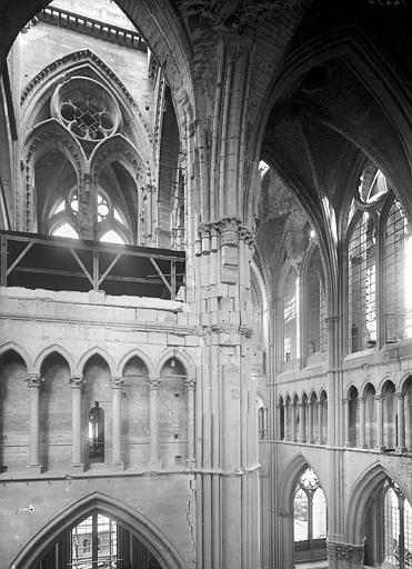 Pilier sud-est du transept pris du triforium nord du choeur