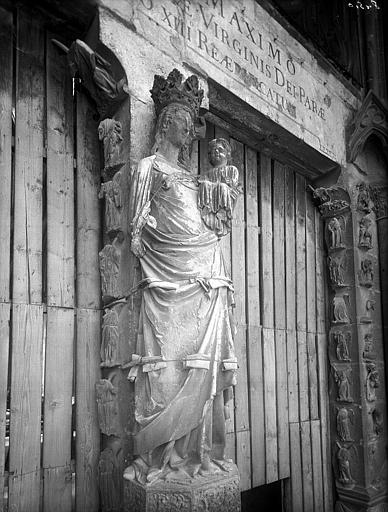 Trumeau du portail central, la Vierge et l'Enfant