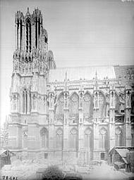 Façade sud, enlèvement de la toiture provisoire du bas-côté et de la tour sud