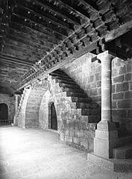 Cloître, escalier conduisant à la galerie supérieure