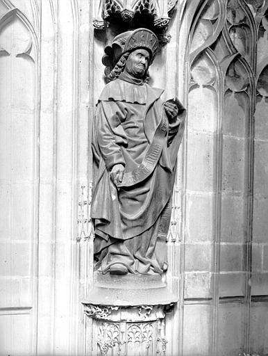 Clôture du choeur, statue d'un saint personnage