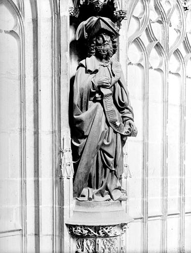 Clôture du choeur, statue d'un saint personnage