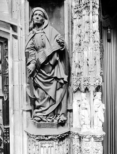 Clôture du choeur, statue d'un saint personnage