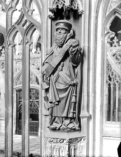 Clôture du choeur, statue d'un saint personnage