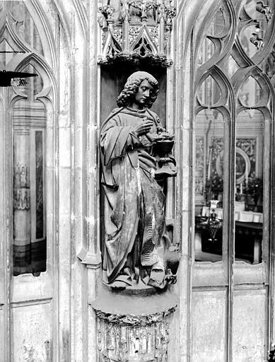 Clôture du choeur, statue d'un saint personnage