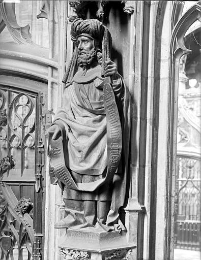 Clôture du choeur, statue d'un saint personnage