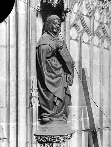 Clôture du choeur, statue d'un saint personnage