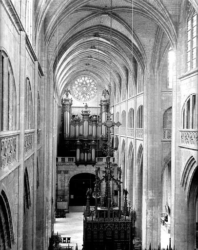 Première travée de la nef et orgue