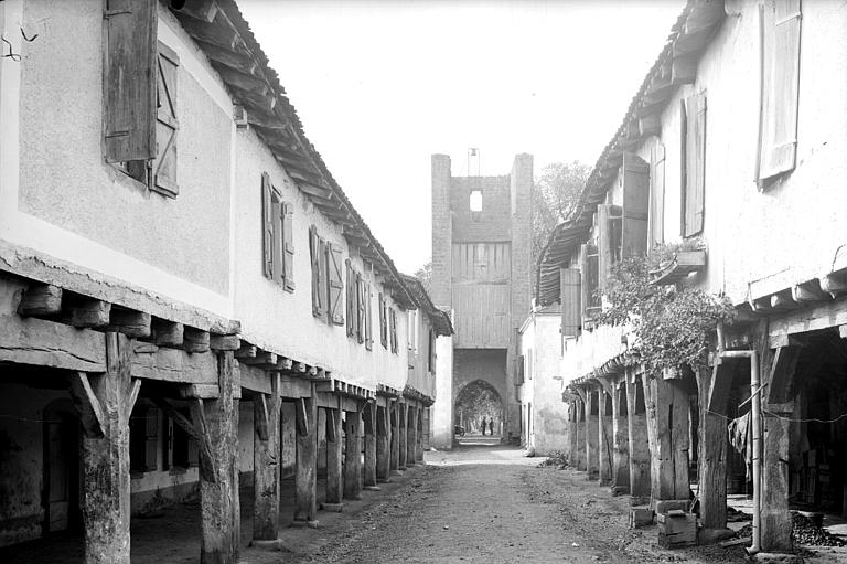 Maisons à couverts ; Tour de l'Horloge