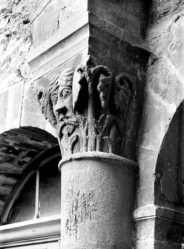 Cloître, chapiteau