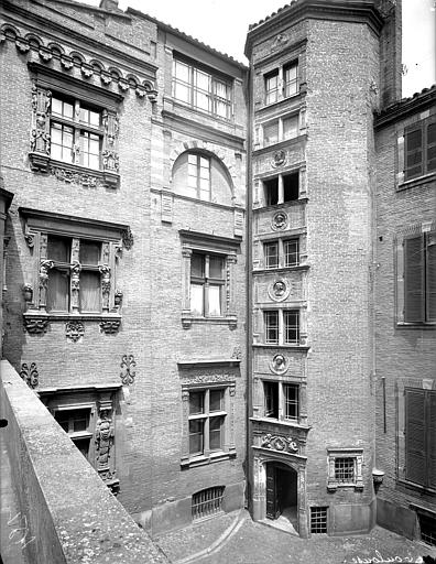 Façade sur cour, fenêtre et tourelle d'angle