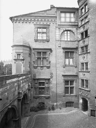 Façade sur cour, fenêtre et tourelle d'angle