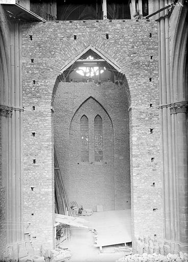 Croisée du transept, mur provisoire pour étayer le pilier sud-est