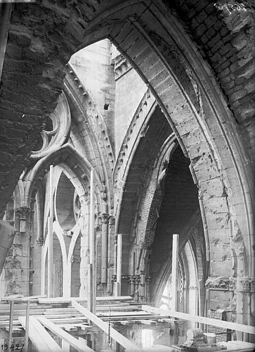 Bras sud du transept, tour est, face nord prise de la première travée de l'abside