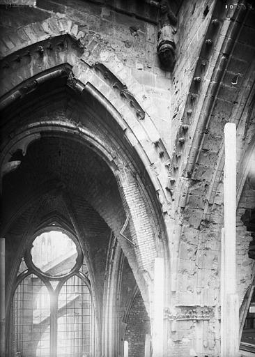 Bras sud du transept, détail du pilier sud-est