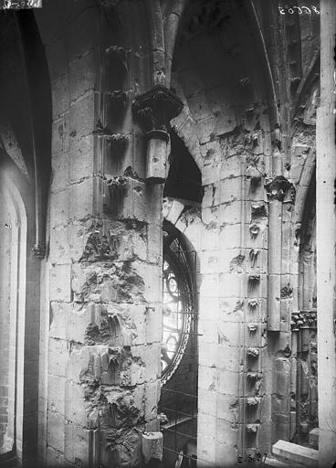 Bras sud du transept, détail de la tour est, parties hautes au nord