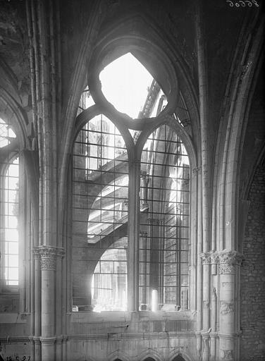 Bras sud du transept, première travée, fenêtre côté ouest