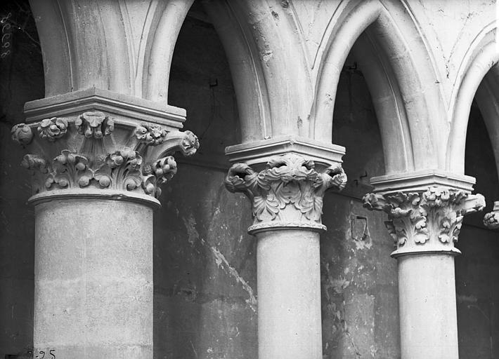 Bras sud du transept, chapiteau du triforium