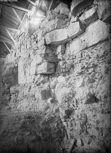 Bras nord du transept, intérieur, détail du mur goutterot