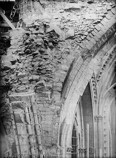 Croisée du transept, départ des arcs au dessus du pilier sud-est