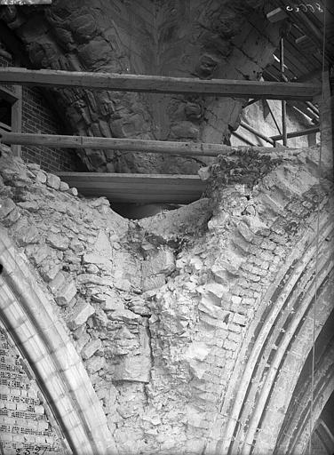 Croisée du transept, départ des arcs au nord-ouest