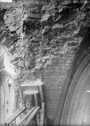 Croisée du transept, départ des arcs, au nord