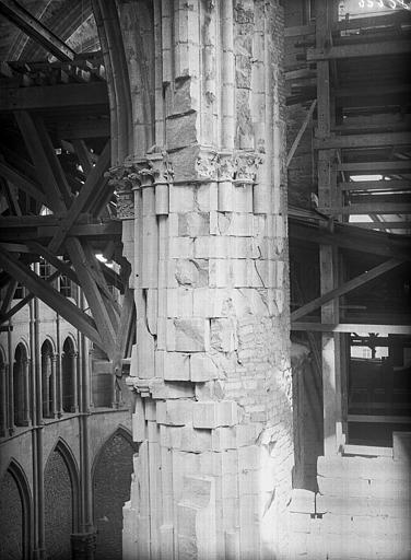 Croisée du transept, pilier sud-est, parties hautes vers le sud-ouest