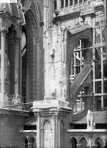 Abside, contrefort entre la deuxième et la troisième voûte de la chapelle sud