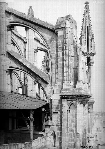 Abside, extrémité côté sud, contrefort et arcs boutants entre la première et la deuxième chapelle rayonnante