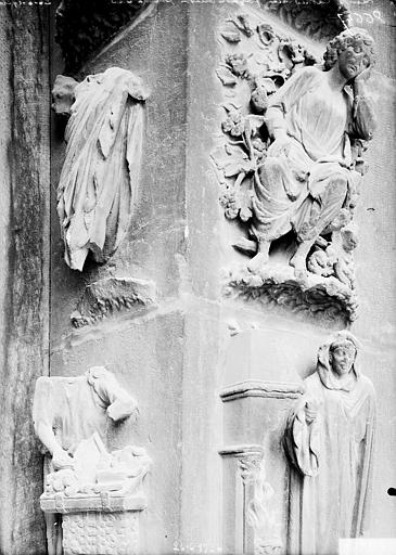 Façade ouest, porte sud, 4 figurines de l'ébrasement droit