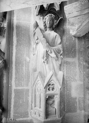 Façade ouest, porte sud, claveaux de voussures