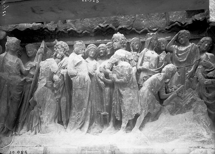 Façade ouest, tour nord, bas-relief de sainte Hélène cherchant la croix