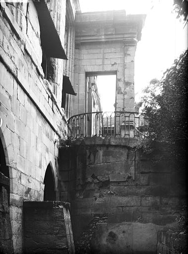 Archevêché, escalier d'honneur de la salle des Rois étayant la façade