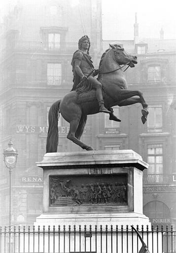 Statue équestre de Louis XIV, vue rapprochée