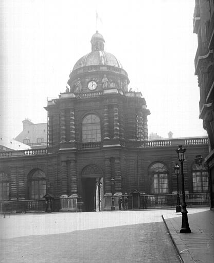 Pavillon, sur rue de Vaugirard