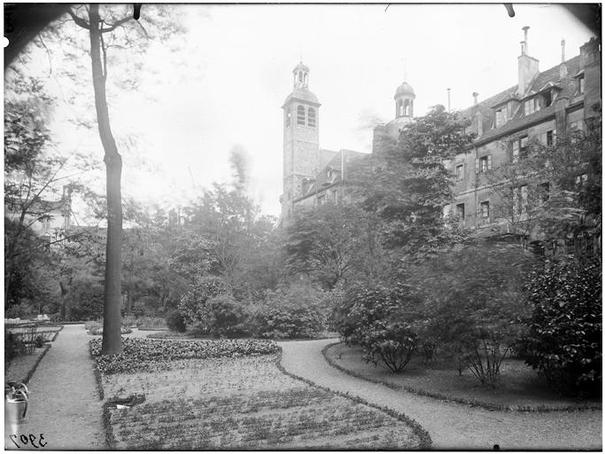 Vue du jardin et du clocher