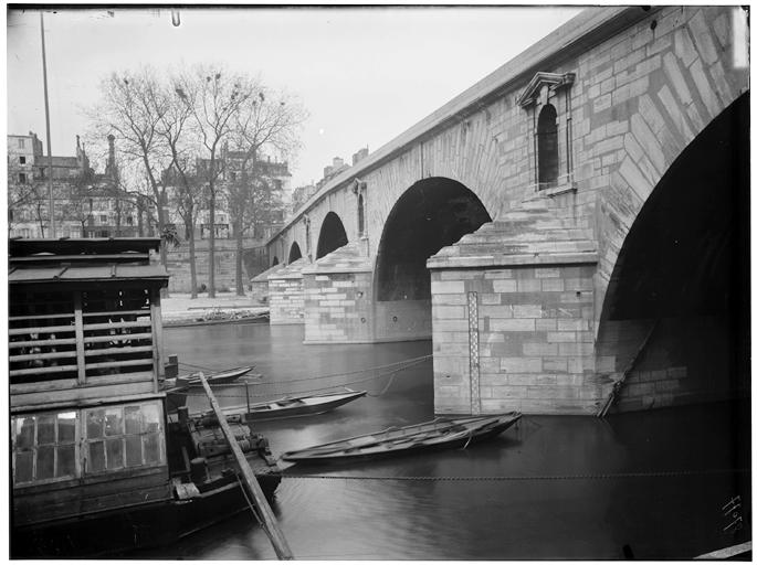 Vue des arches du pont