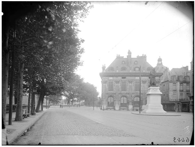 Façade sur quai, statue de Voltaire